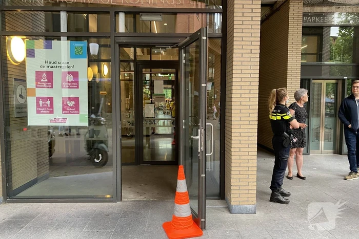 Brandweer verricht onderzoek door rookontwikkeling in parkeergarage
