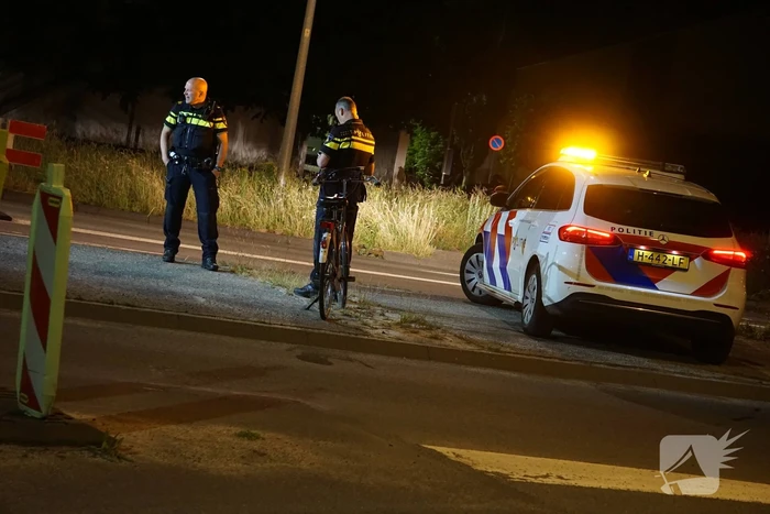 Fietser aangereden door personenauto op rotonde