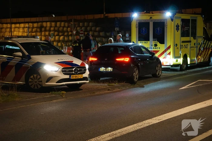 Fietser aangereden door personenauto op rotonde