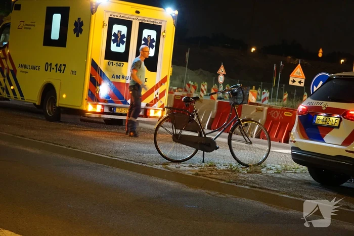 Fietser aangereden door personenauto op rotonde