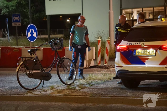 Fietser aangereden door personenauto op rotonde