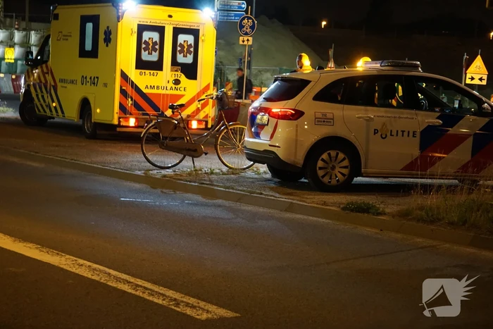 Fietser aangereden door personenauto op rotonde