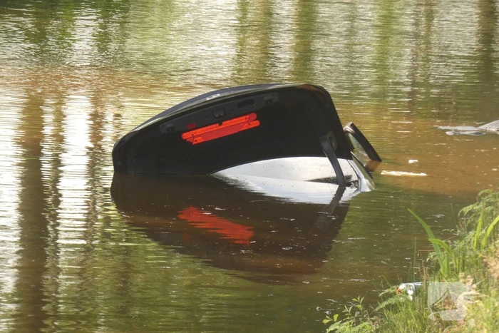 Auto te water, een overleden persoon aangetroffen