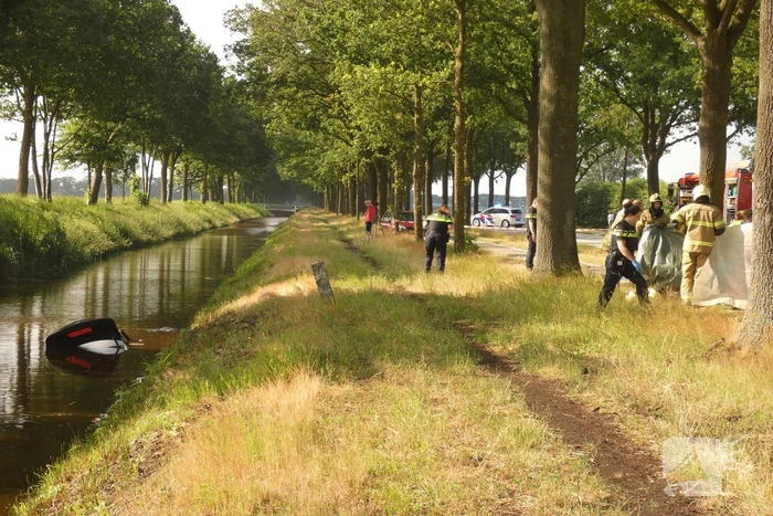 Auto te water, een overleden persoon aangetroffen