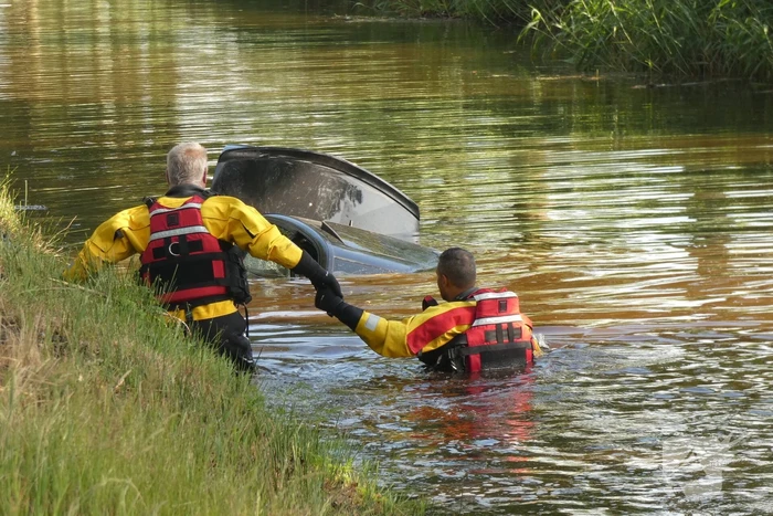 Auto te water, een overleden persoon aangetroffen
