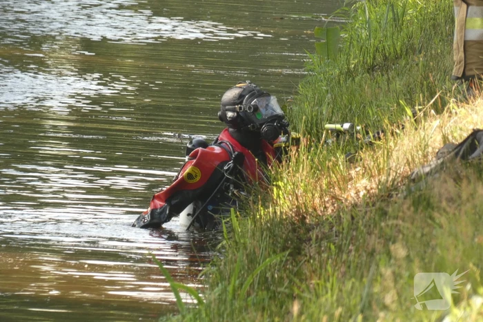Auto te water, een overleden persoon aangetroffen