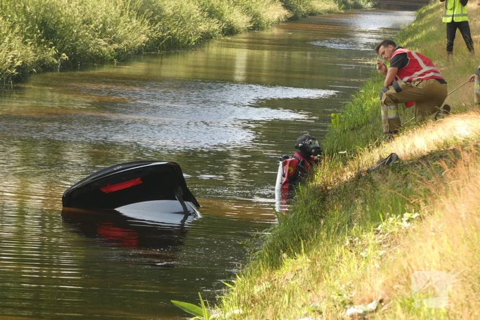 Auto te water, een overleden persoon aangetroffen