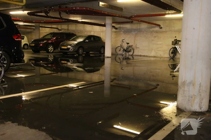 Parkeergarage en bergingen onder water