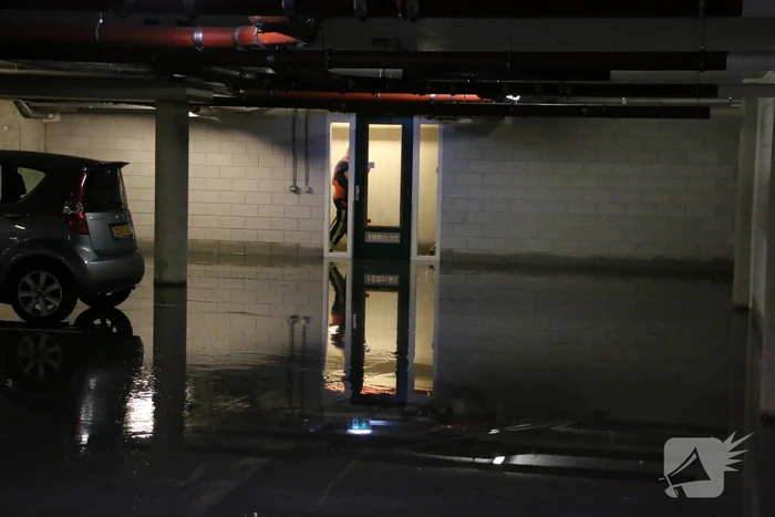 Parkeergarage en bergingen onder water