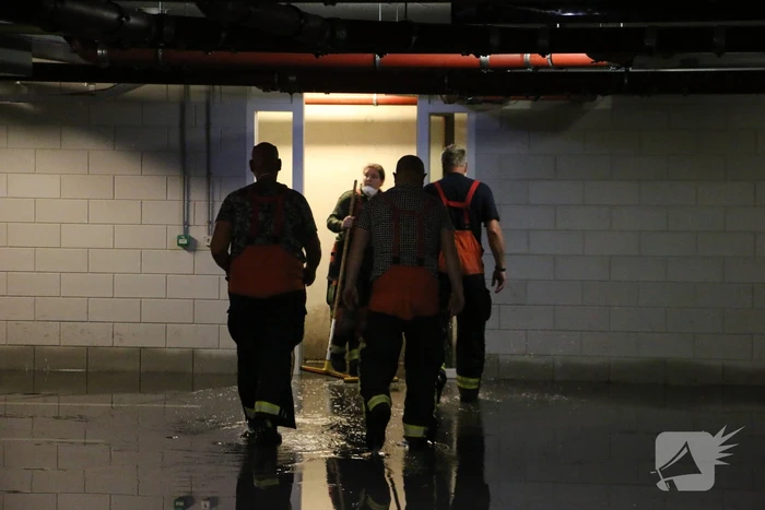 Parkeergarage en bergingen onder water