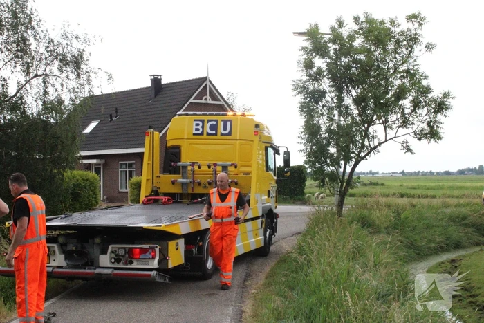Motorrijder belandt met motor in water