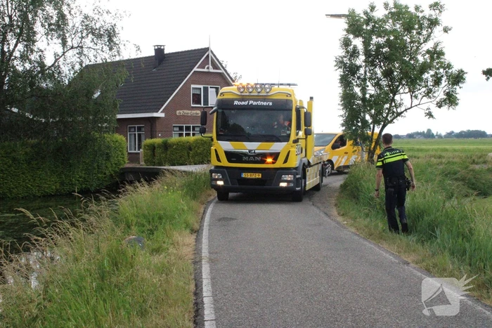 Motorrijder belandt met motor in water
