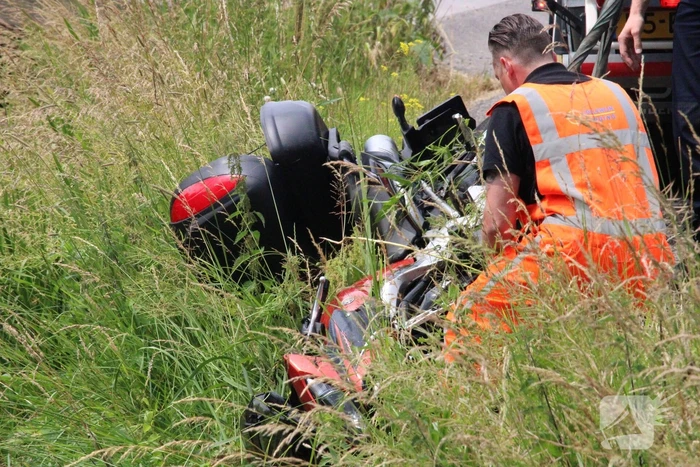 Motorrijder belandt met motor in water