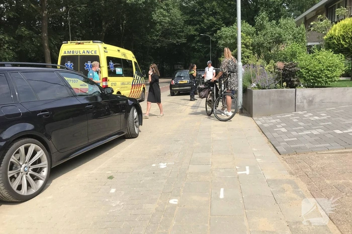 Vrouw uitgegleden met brommer en raakt gewond