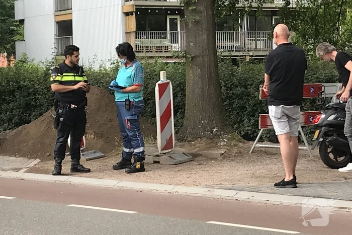 Vrouw uitgegleden met brommer en raakt gewond