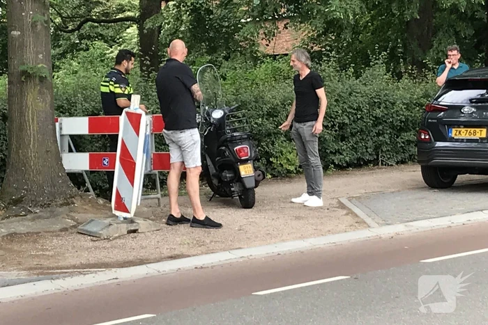 Vrouw uitgegleden met brommer en raakt gewond