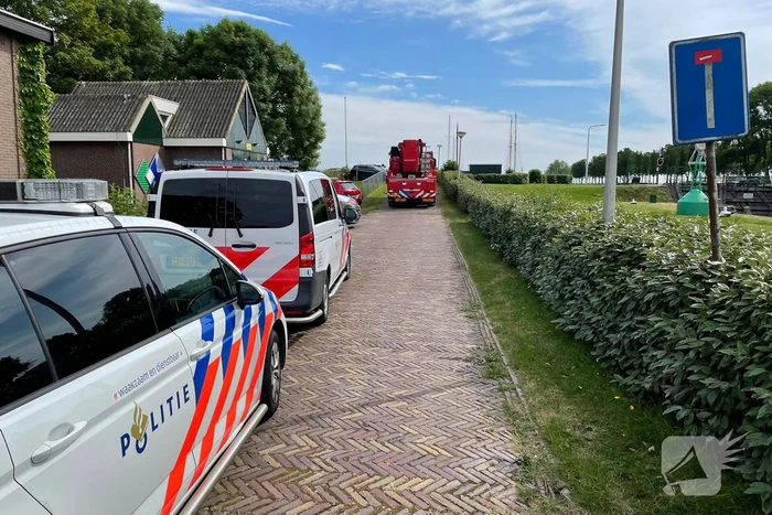 Hulpdiensten halen overleden persoon uit water