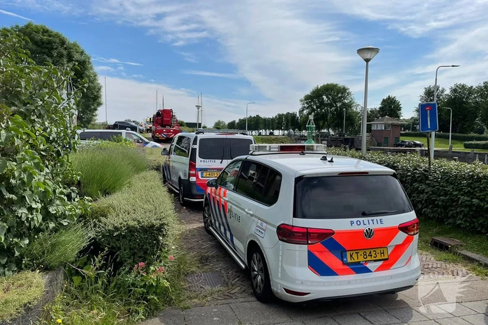 Hulpdiensten halen overleden persoon uit water