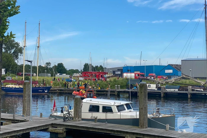 Hulpdiensten halen overleden persoon uit water