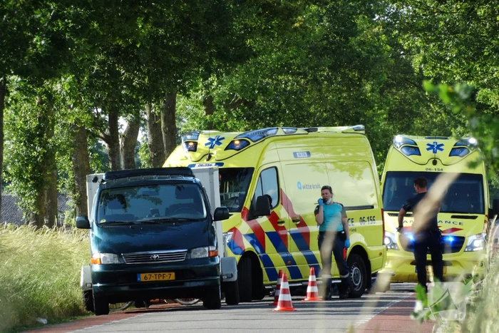 Vier gewonden na botsing tegen boom
