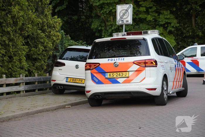 Auto knalt op paal bij achtervolging