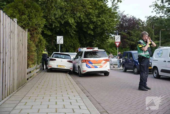 Auto knalt op paal bij achtervolging