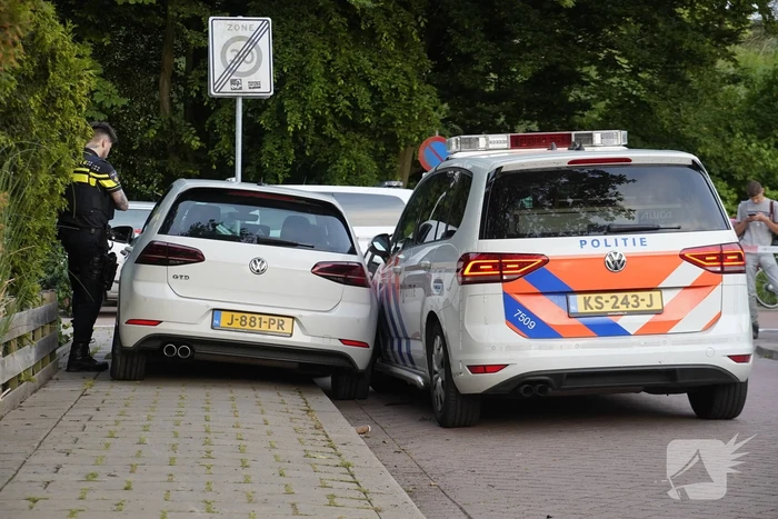 Auto knalt op paal bij achtervolging