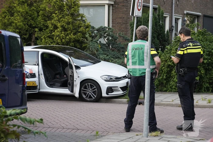 Auto knalt op paal bij achtervolging