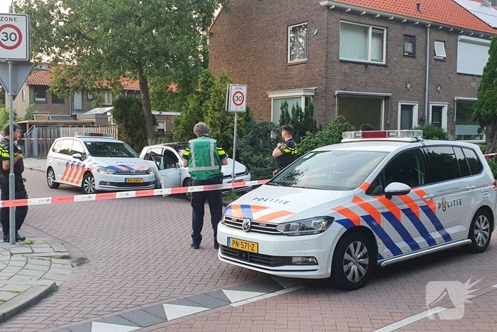 Auto knalt op paal bij achtervolging