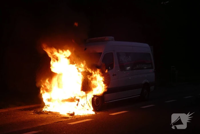 Bestelbus verwoest door brand