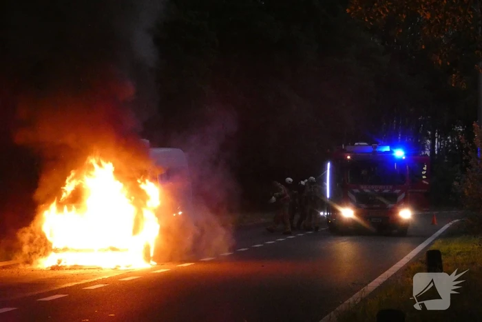 Bestelbus verwoest door brand