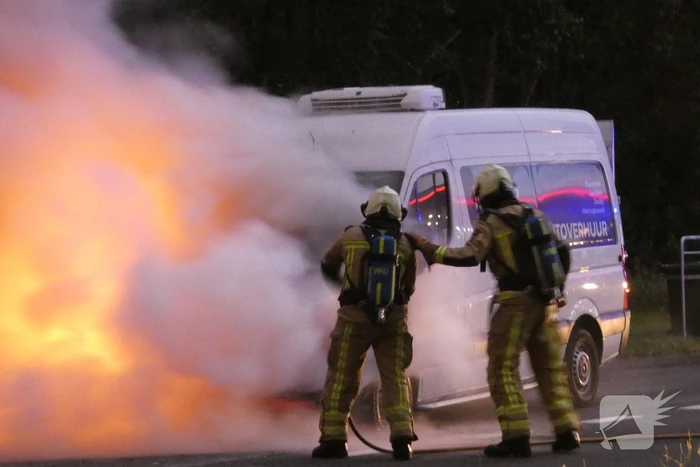 Bestelbus verwoest door brand