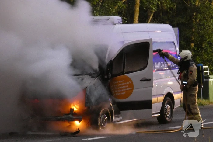 Bestelbus verwoest door brand