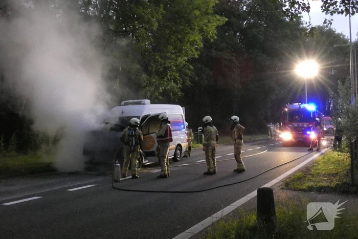 Bestelbus verwoest door brand