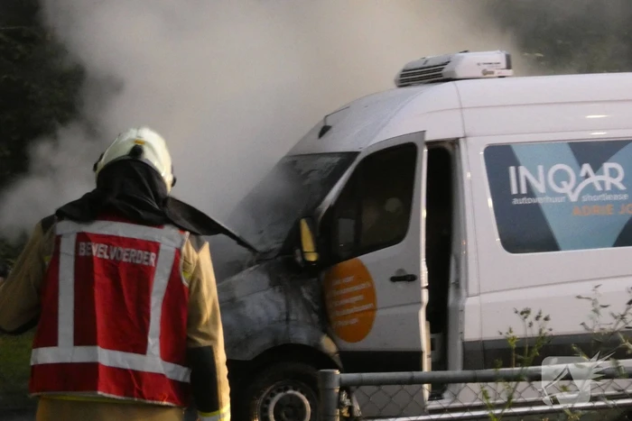 Bestelbus verwoest door brand