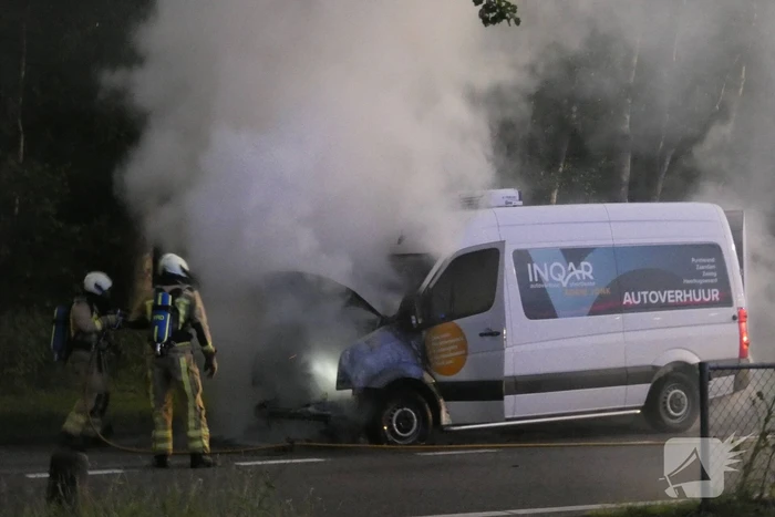 Bestelbus verwoest door brand