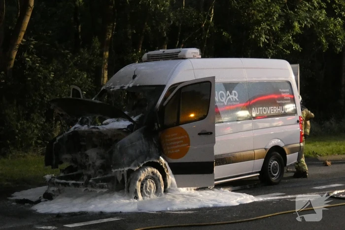 Bestelbus verwoest door brand