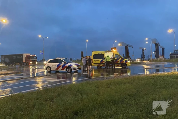 Persoon gewond van rotonde gehaald