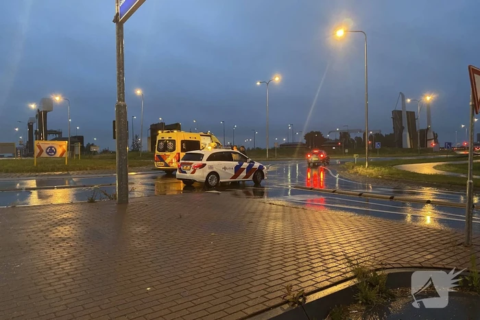 Persoon gewond van rotonde gehaald