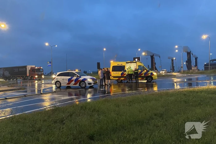 Persoon gewond van rotonde gehaald