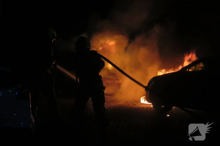 Twee auto's door brand verwoest