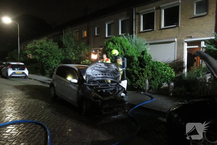 Twee auto's door brand verwoest