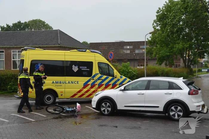 Jongeman gewond bij botsing met auto