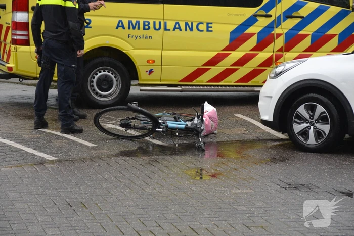 Jongeman gewond bij botsing met auto