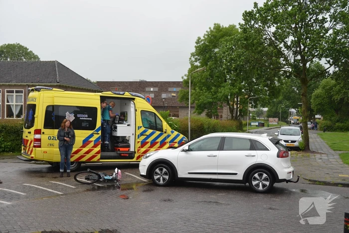 Jongeman gewond bij botsing met auto
