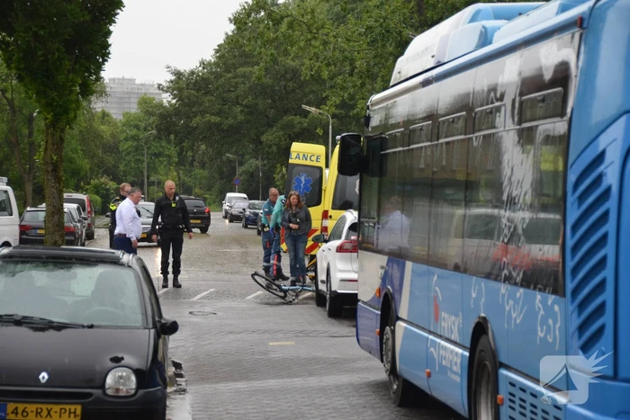 Jongeman gewond bij botsing met auto