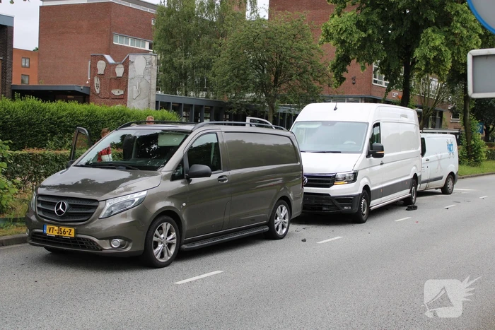 Drie bestelbussen botsen voor zebrapad