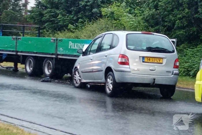 Auto botst op geparkeerde aanhanger