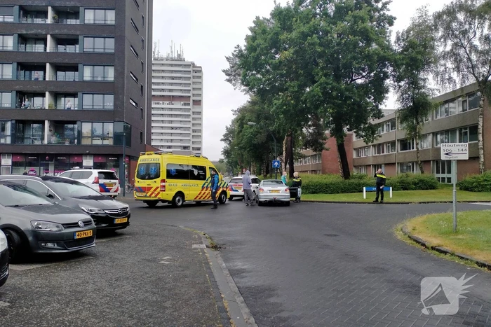 Maaltijdbezorger op e-bike in botsing met personenauto