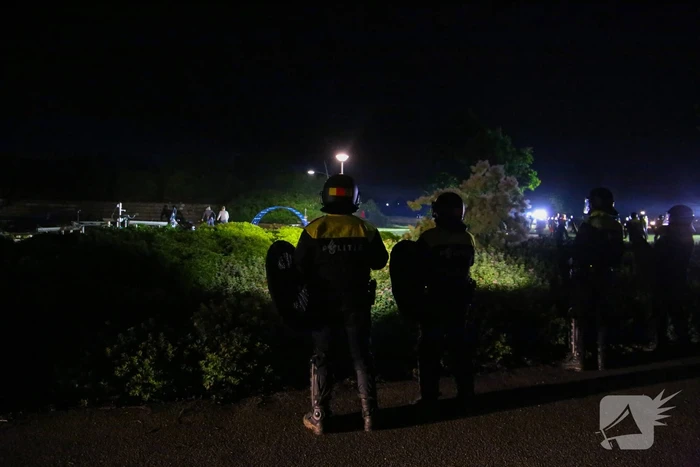 Mobiele Eenheid veegt park in Corlaer